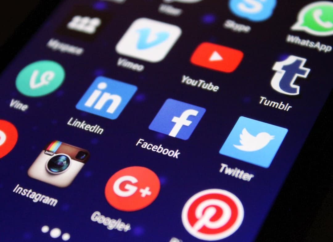 Smarttelefonskjerm som viser ulike appikoner for sosiale medier